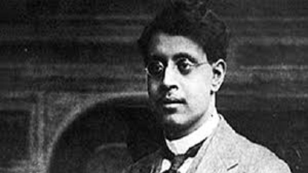 ১২। পড়াশোনার পাশাপাশি চলছিল ইংরেজি ও বাংলায় সাহিত্যচর্চা। ইচ্ছে হল, বাড়ির চৌকাঠ পেরিয়ে বাইরে গল্প পাঠাতে। গোপনে ‘প্রবাসী’ পত্রিকায় গল্প পাঠিয়েছিলেন কিশোরী লীলা। কিন্তু ছাপা হয়নি। পরে বড়দা সুকুমার রায় তাঁর কাছে গল্প চাইলেন ‘সন্দেশ’ পত্রিকার জন্য। পরবর্তীতে ‘সন্দেশ’-এর পাতায় অগণিত মণিমুক্তোর জন্ম দিয়েছিল তার মায়াবি কলম।