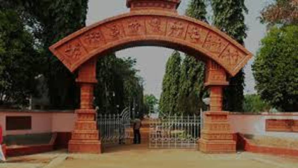 ১৬। সে সময় তাঁর বেতন ছিল ৮৫ টাকা। সময়ের নিরিখে তার মূল্য কম নয়। কিন্তু ১ বছরের বেশি বোলপুরে থাকলেন না তিনি। গুরুদেবের প্রতিষ্ঠান ঘিরে তুচ্ছ দলাদলি তাঁকে পীড়া দিয়েছিল। তিনি কলকাতায় চলে এলেন। কিছু দিন থাকলেন অধ্যাপিকা দিদির সঙ্গে।