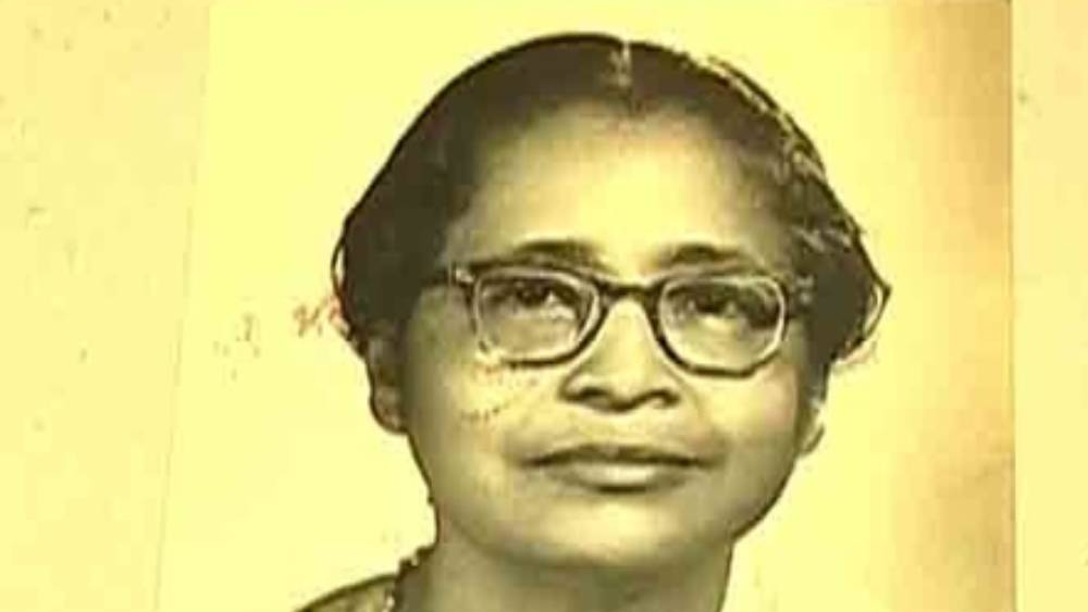 ১৮। কিন্তু বছরখানেক পরে ছেড়ে দেন কলেজের চাকরিও। ১৯৩৩ সালে তিনি বিয়ে করেন বিখ্যাত দন্ত চিকিৎসক সুধীরকুমার মজুমদারকে। নিজের সিদ্ধান্তে বিয়ে করার জন্য বাবার বিরাগভাজন হতে হয়েছিল। কিন্তু পরিবারের বিরুদ্ধে গিয়েই বিয়ে করেছিলেন তিনি।