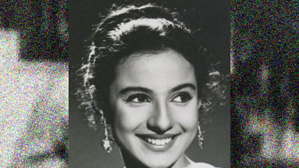 তখনই মেয়ের সঙ্গে সেটে পৌঁছন মা শোভনা। কিন্তু গিয়ে ওই পরিচালকের সামনে ফের তনুজাকে চড় মারেন তিনি। হতভম্ব তনুজা কেঁদে ফেলেন। পরিচালককে সেই অবস্থাতেই কান্নার দৃশ্যটি শ্যুট করে নিতে বলেন মা শোভনা।