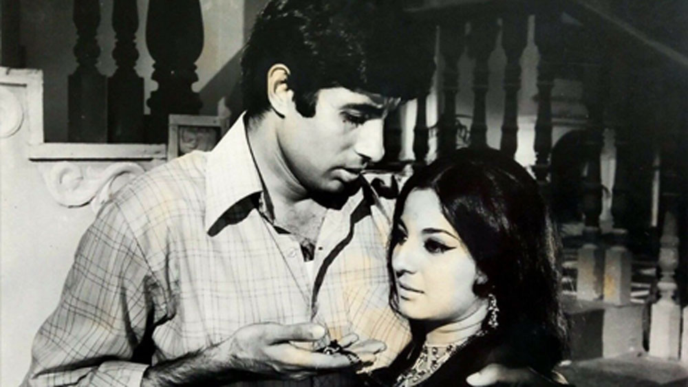 তনুজা ভেবেছিলেন তাঁর মা তখনই তাঁর সঙ্গে সেটে ছুটে গিয়ে ওই পরিচালককে উচিত শিক্ষা দেবেন। হয়েছিলও প্রায় তাই।