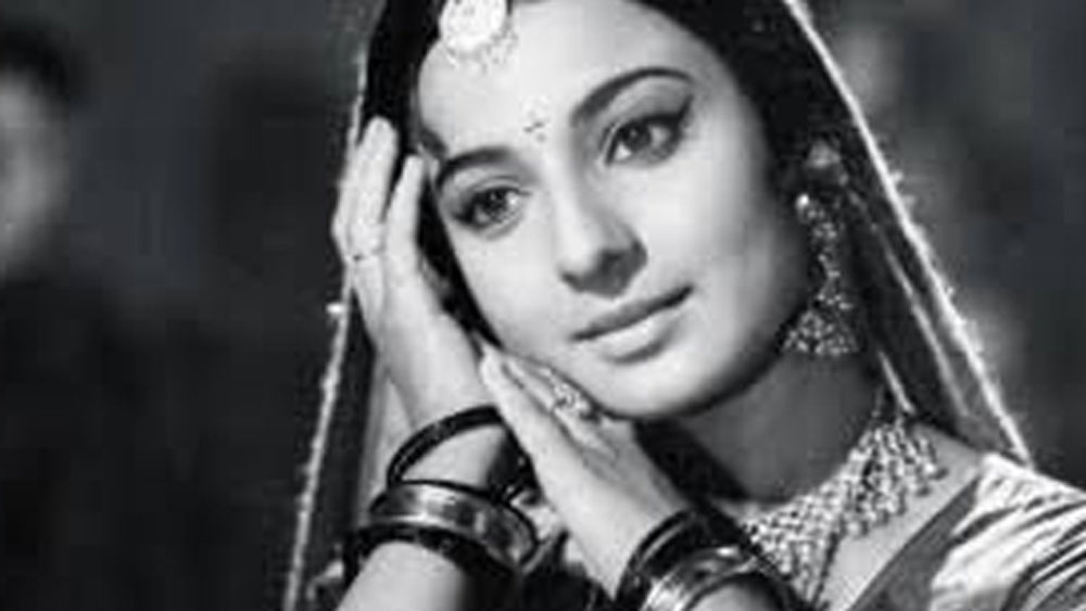 পরিচালকের হাতে চড় খেয়ে সেই মুহূর্তেই ছলছল চোখে বাড়ি চলে যান তনুজা। বাড়ি পৌঁছে মাকে পুরো বিষয়টি জানান।