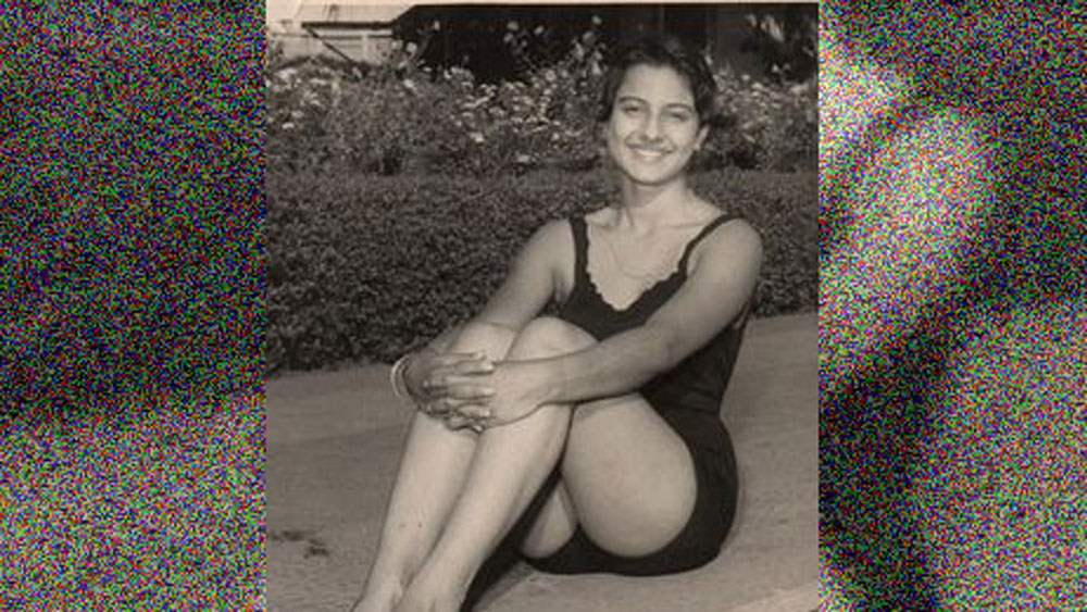 যতবারই পরিচালক ‘অ্যাকশন’ বলছিলেন, তিনি কাঁদার বদলে হেসে গড়িয়ে পড়ছিলেন। পরিচালক তাঁর কাছে গেলে তনুজা এমন একটা কথা বলেন যা শুনে সকলের সামনেই তাঁর গালে চড় মেরে দেন কিদর।