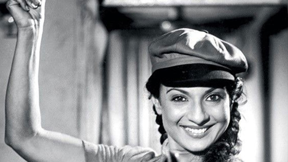 এর পর একদিন তনুজার একটি কান্নার দৃশ্যের শ্যুটিং ছিল। কী ভাবে কাঁদতে হবে, পরিচালক তাঁকে বুঝিয়ে দেন। কিন্তু অনেক বার চেষ্টার পরও তনুজা নাকি কিছুতেই কাঁদতে পারছিলেন না।