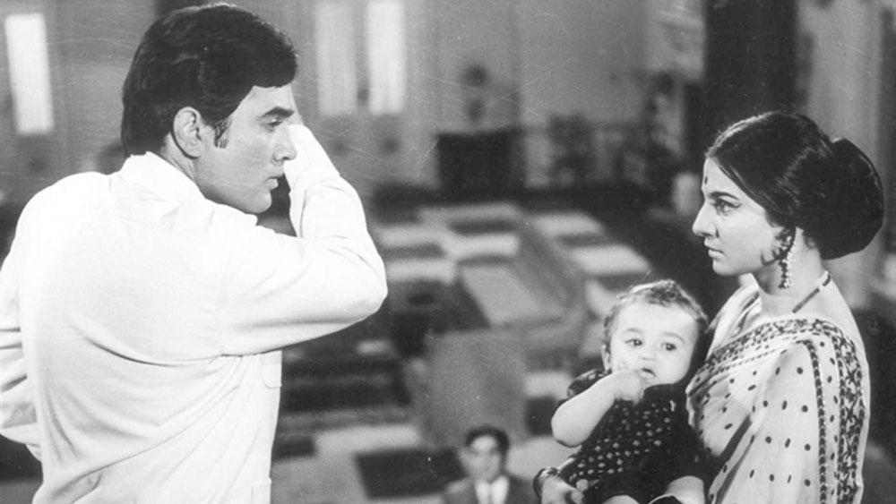 জনপ্রিয় ওই অভিনেত্রী ছিলেন তনুজা এবং ওই পরিচালক ছিলেন কিদর শর্মা।