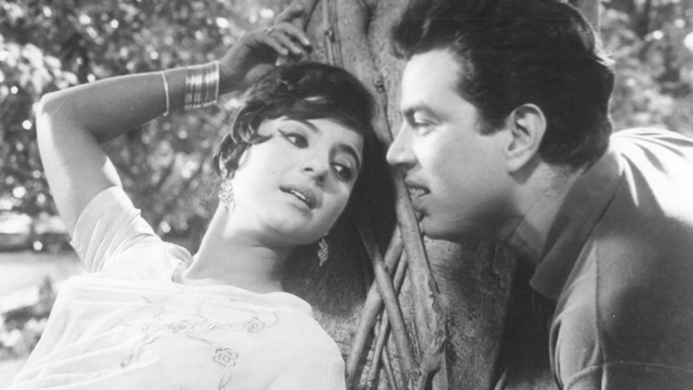 কিন্তু জানেন কি একবার সেটেই এক পরিচালক চড় মেরেছিলেন জনপ্রিয় অভিনেত্রীকে! অভিনয় সেখানোর জন্যই নাকি পরিচালক তাঁকে চড় মেরেছিলেন!