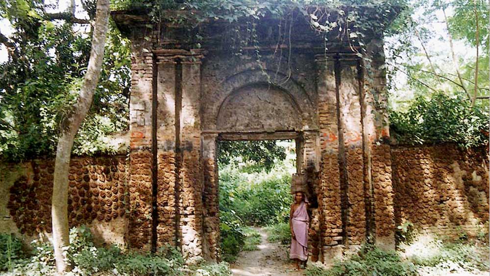 চৌবেড়িয়ায় দীনবন্ধুর পৈতৃক ভিটের ভগ্নদশা।