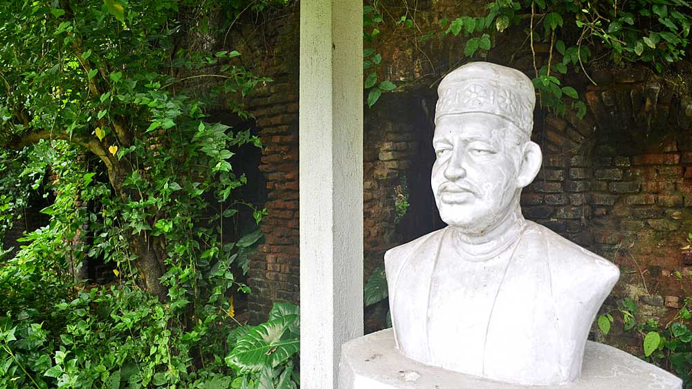 ‘নীল-দর্পণ’ নাটকের প্রচারে রাখঢাক করেননি ।