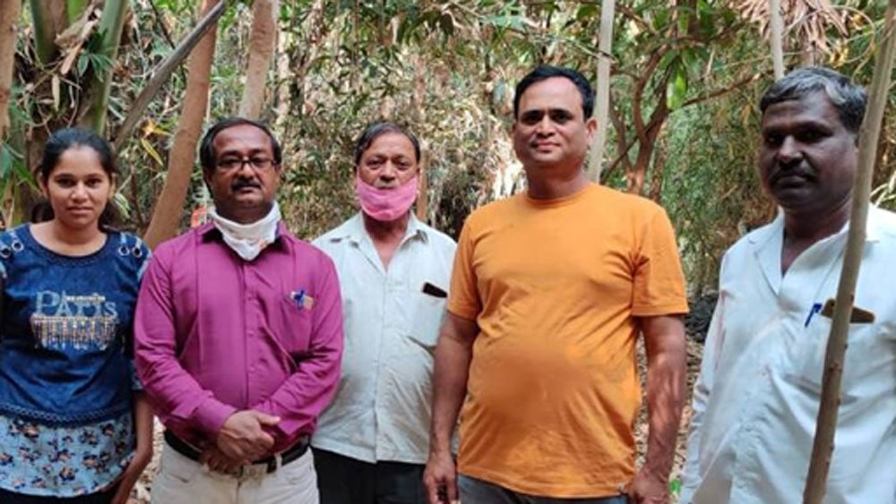 পরে তাঁর বেতন বেড়ে হয় ৬ হাজার টাকা। কিন্তু দেনা শোধ করার জন্য এই টাকা যথেষ্ট ছিল না। তিনি ২৭ বছরের হলে পরিবারের হাল ধরার জন্য বাবা-মা তাঁকে গ্রামে ডেকে পাঠান।