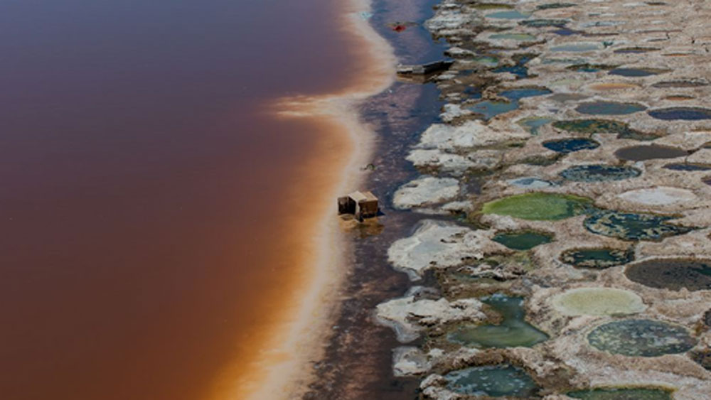 ফলে জলের পরিমাণ ক্রমে কমে আসতে থাকে। ১৯৭০ সালে পরিবেশবিদেরা নদীর প্রকৃতি বদল ঘটতে চলেছে বলে সতর্ক করেছিলেন। কিন্তু তাতে কান দেয়নি ক্যালিফোর্নিয়া প্রশাসন।