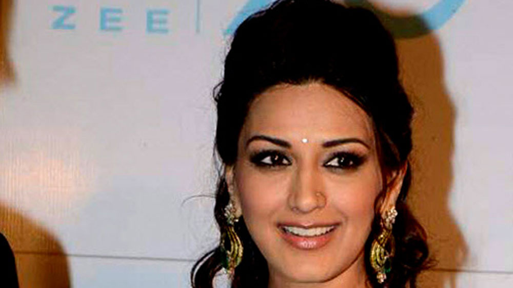 ছোট থেকেই অভিনেত্রী হতে চেয়েছিলেন সোনালি। মাত্র ১৯ বছর বয়সে চিত্রপরিচালক কে রবিশঙ্করের নজরে আসেন তিনি। ১৯৯৪ সালে মুক্তি পায় ‘আগ’। সেখানে গোবিন্দ ও শিল্পা শেট্টির সঙ্গে অভিনয় করেন সোনালি।  এই ছবিই তাঁকে এনে দেয় সেরা নতুন মুখের পুরস্কার। এর পর একাধিক বলিউডি ও দক্ষিণী ছবির সুযোগ পেতে থাকেন।