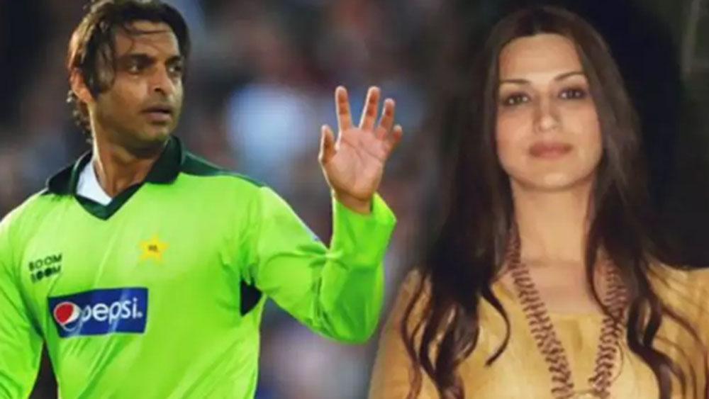 এরপর ভারত-পাকিস্তানের এক ম্যাচে সোনালির সঙ্গে দেখা হয়েছিল শোয়েবের। কিন্তু নিজের ভালবাসার কথা সোনালিকে সরাসরি জানাতে পারেননি রাওয়ালপিন্ডি এক্সপ্রেস। ফলে তাঁদের সম্পর্ক আর এগোয়নি।