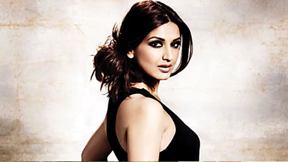 প্রাণঘাতী ক্যানসার থেকে বেঁচে ফিরেছেন সোনালি বেন্দ্রে। দীর্ঘদিন নিউ ইয়র্কের হাসপাতালে চিকিৎসাধীন ছিলেন তিনি। আপাতত সংসার নিয়েই ব্যস্ত অতীতের এই নায়িকা। রূপোলি পর্দায় প্রায় দেখাই যায় না তাঁকে।