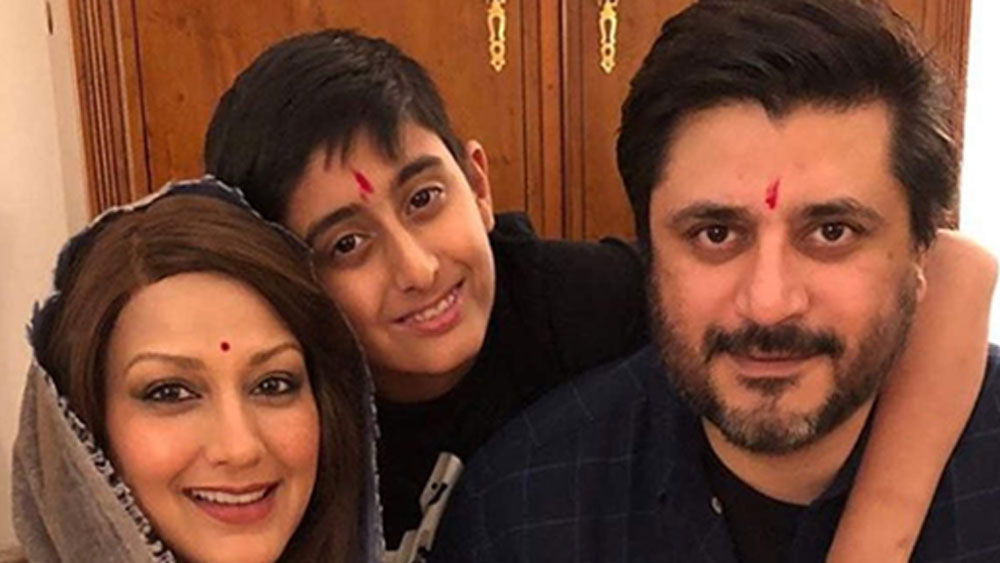 ২০০২ সালে সেই সব প্রেমিকের মনে আঘাত দিয়ে দীর্ঘ দিনের বন্ধু গোল্ডি বহেলকে বিয়ে করেন সোনালি। গোল্ডি পরিচালক এবং প্রযোজকও। তাঁদের এক সন্তান রয়েছে।