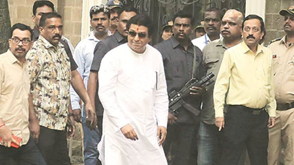 সোনালির সঙ্গে পরিচয়ের আগে থেকেই বিবাহিত ছিলেন রাজ। তিনি প্রথম স্ত্রীর সঙ্গে বিবাহবিচ্ছেদ করে সোনালিকে বিয়ে করতেও চেয়েছিলেন।