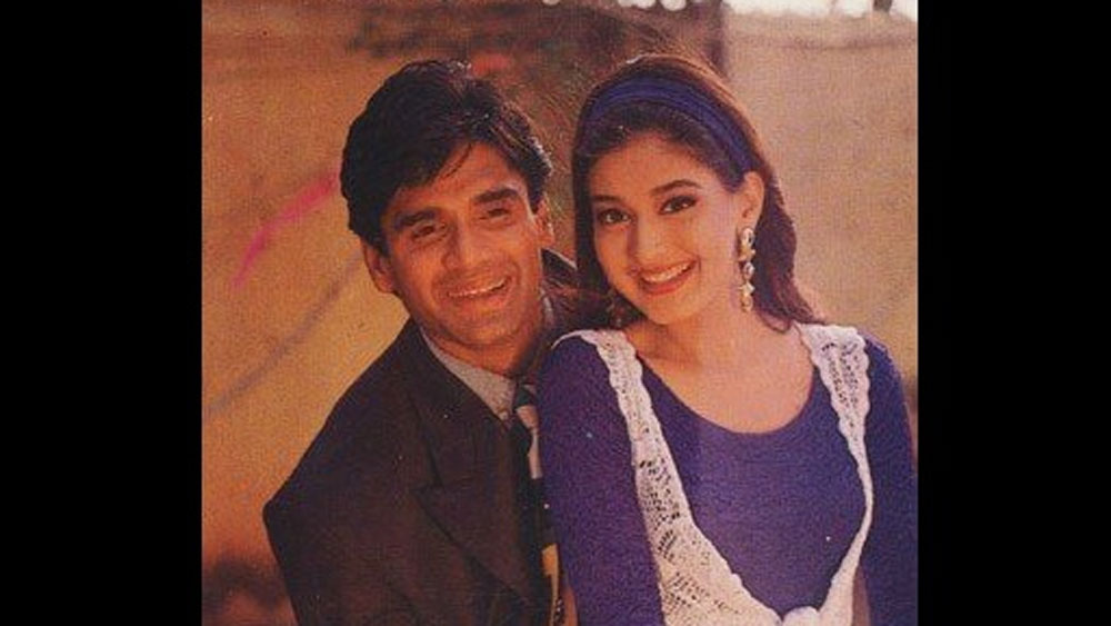 সোনালি এবং সুনীল দু’জনেই একে অপরকে বিয়ে করতে চেয়েছিলেন। তবে তাঁদের একে অপরের প্রতি ভালবাসা হৃদয়েই গোপন করে রাখতে হয়েছিল।