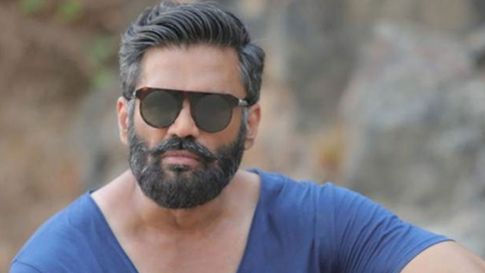 কারণ সোনালি জানতে পেরেছিলেন যে সুনীলও বিবাহিত। ছেলেবেলার বান্ধবীর সঙ্গেই সংসার পেতেছিলেন সুনীল। সোনালি চাননি সেই সাজানো সংসার শুধুমাত্র তাঁর কারণে ভেঙে যাক।