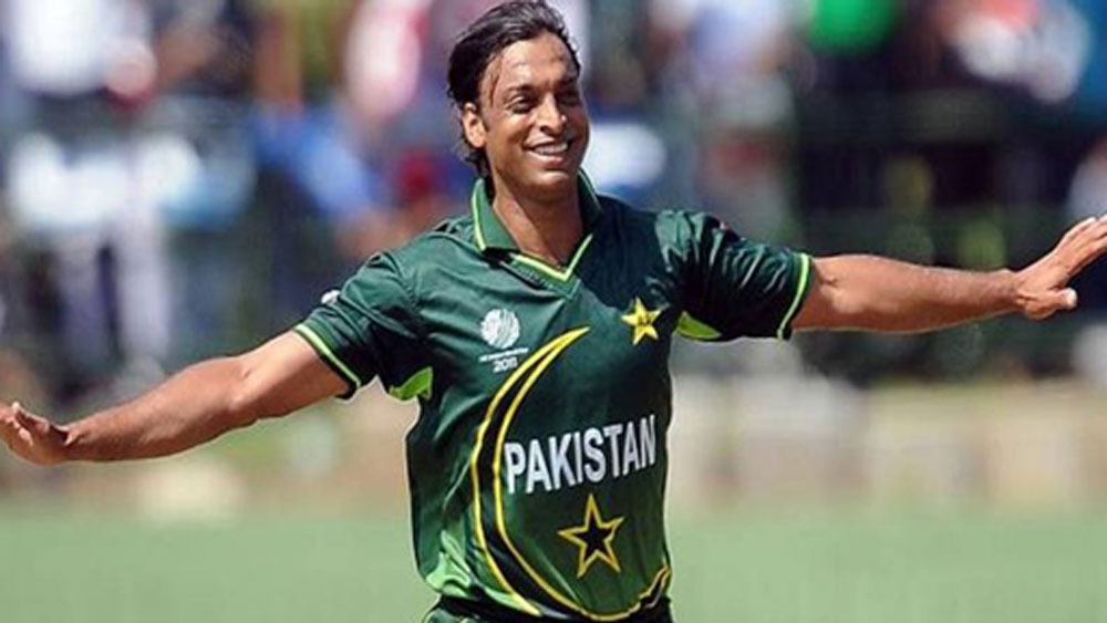 তিনি হলেন প্রাক্তন পাক ক্রিকেটার শোয়েব আখতার। শোয়েবও নাকি সোনালির প্রেমে পাগল হয়ে উঠেছিলেন। সোনালির ছবি নাকি পার্সে নিয়েও ঘুরতেন তিনি।