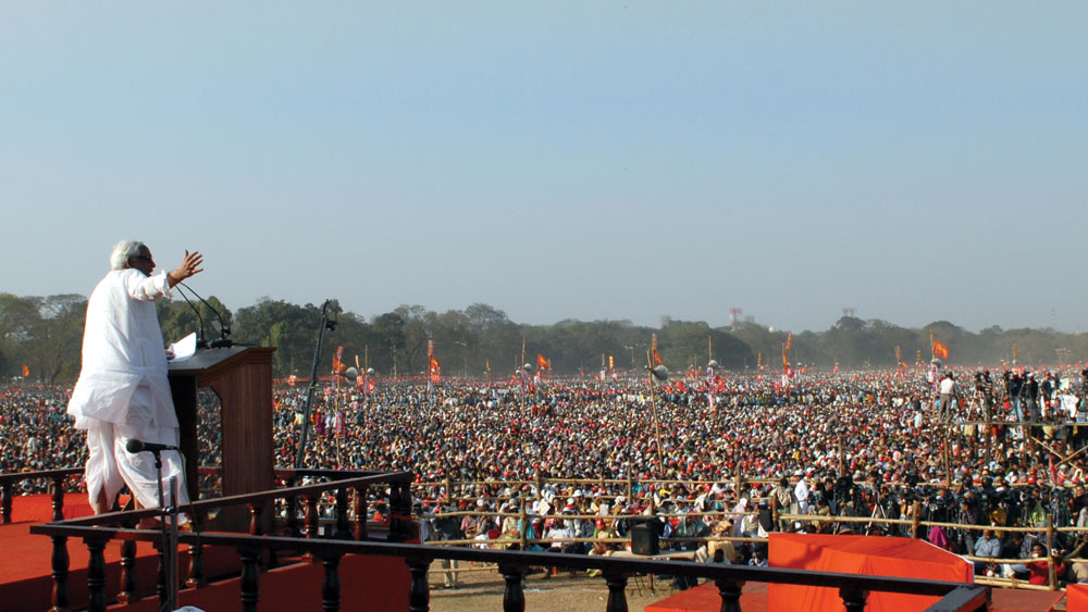 ব্রিগেডের সমাবেশের সঙ্গে এমনই নিবিড় যোগ ছিল বুদ্ধদেব ভট্টাচার্যের। গঙ্গাপাড়ে গজিয়ে ওঠা কংক্রিটের জঙ্গলের মধ্যে ওই এক পশলা সবুজই ছিল তাঁর কাছে আবহমান যন্ত্র। লালঝান্ডার ওড়া দেখেই মেপে নিতেন হাওয়ার গতি। 