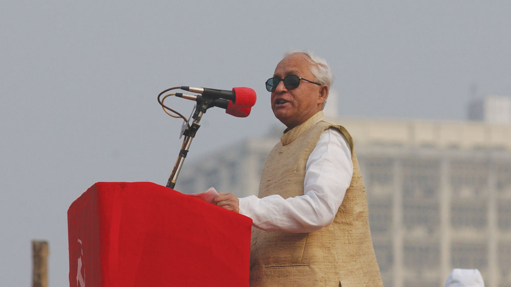 তবে ব্রিগেডের সঙ্গে বুদ্ধদেবের এই নাড়ির সম্পর্ক একদিনে গড়ে ওঠেনি। বাবা-কাকার হাত ধরে সদর দরজা দিয়ে বামপন্থা তাঁদের বাড়িতে ঢুকে পড়েছিল ঢের আগেই। ছাত্রজীবনেই তাই বামপন্থী রাজনীতিতে অভিষেক বুদ্ধদেবের। 