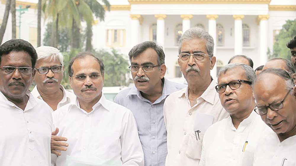 তবে সূর্যকান্ত একা নন। লালফৌজিরা তো বটেই, বাংলার মাটিতে অস্তিত্ব রক্ষায় ‘বুদ্ধ-আবেগ’ আঁকড়ে ধরতে চাইছে কংগ্রেসও। তাই অসুস্থতার কারণে সশরীরে বুদ্ধদেবকে পাওয়া না গেলেও তাঁর লিখিত ভাষণ পড়ে শুনিয়েই ব্রিগেডের মাঠে বুদ্ধদেবকে রাখতে চাইছে তারা। বুদ্ধদেব ছাড়া ব্রিগেড ভাবা যায় না, এই উক্তি এখন মুখে মুখে ঘুরছে বাম-কংগ্রেস জোটের। 