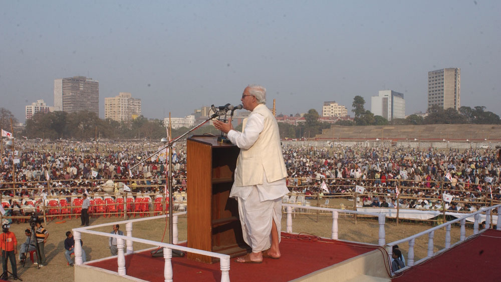 তবে বামজনতার মধ্যে তখনও প্রথম সারির নেতা হয়ে উঠতে পারেননি বুদ্ধদেব। ব্রিগেডের মাঠে নিয়মিত হাজিরা দিলেও মঞ্চে ওঠার সুযোগ অধরাই ছিল। ১৯৭৭ সালে প্রথম বার বামফ্রন্ট সরকার গঠন করে বাংলায়। সে বছর কাশীপুর থেকে বিধায়ক নির্বাচিত হন বুদ্ধদেব। 