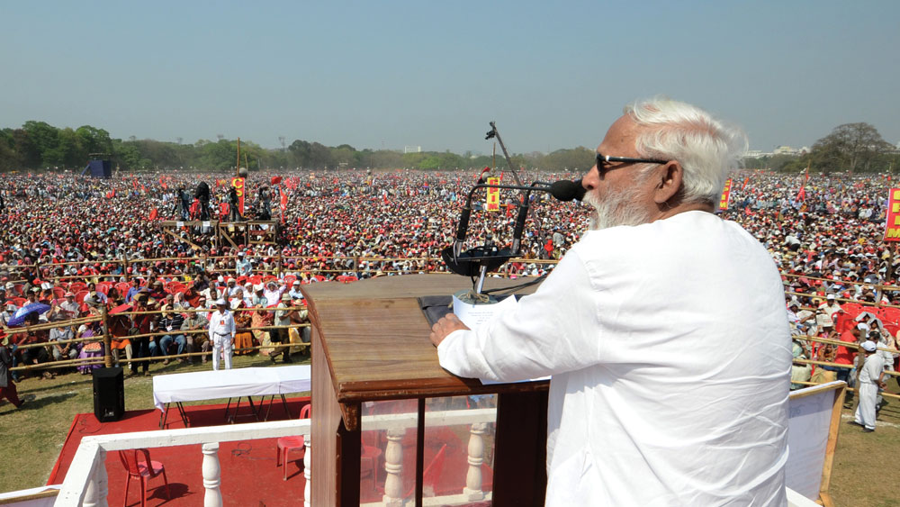 তবে হার নিশ্চিত জেনেও মরিয়া চেষ্টা চালিয়ে যান বুদ্ধদেব। জমি আন্দোলনে উত্তপ্ত নন্দীগ্রামে ২০০৬ সালের ৬ জানুয়ারি প্রথম প্রাণহানি ঘটে। ৭ জানুয়ারি সকালে শঙ্কর রায় এবং শেখ সেলিমের মৃত্যুর খবর স্ফুলিঙ্গের মতো ছড়িয়ে পড়ে গোটা রাজ্যে। কিন্তু ওই দিন ব্রিগেডে বামেদের সভা আগে থেকেই ঠিক ছিল। সে দিনও মূল বক্তা ছিলেন বুদ্ধদেবই। 
