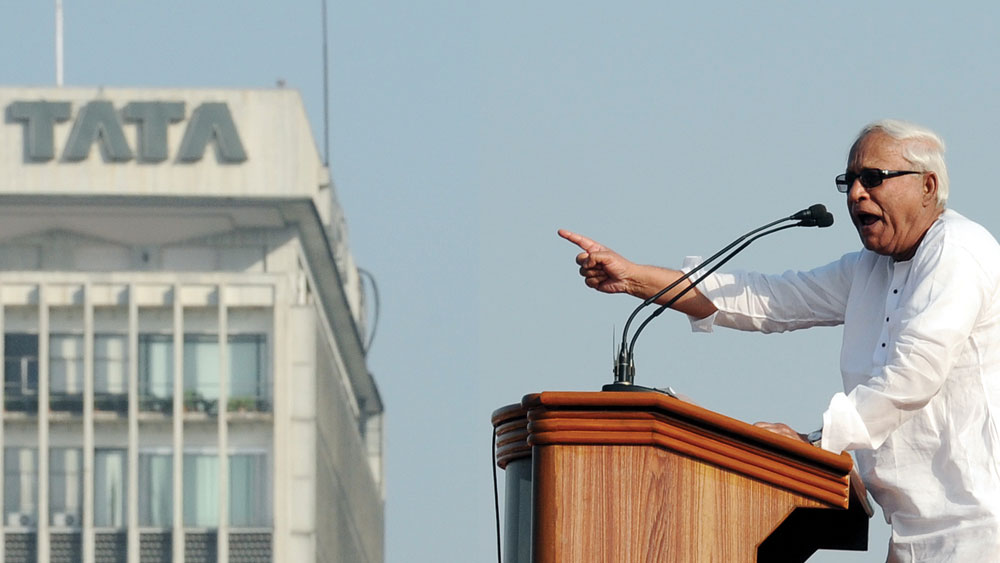 ওই দিন টাটা সেন্টারকে সামনে রেখে শিল্পায়নের গুরুত্ব বোঝানোর মরিয়া চেষ্টা করতে দেখা গিয়েছিল বুদ্ধদেবকে। বলতে শোনা গিয়েছিল, ‘‘কৃষি আমাদের ভিত্তি। শিল্প আমাদের ভবিষ্যৎ।’’ জানিয়েছিলেন, নন্দীগ্রামের মানুষ না চাইলে এক ছটাক জমিও নেওয়া হবে না। 