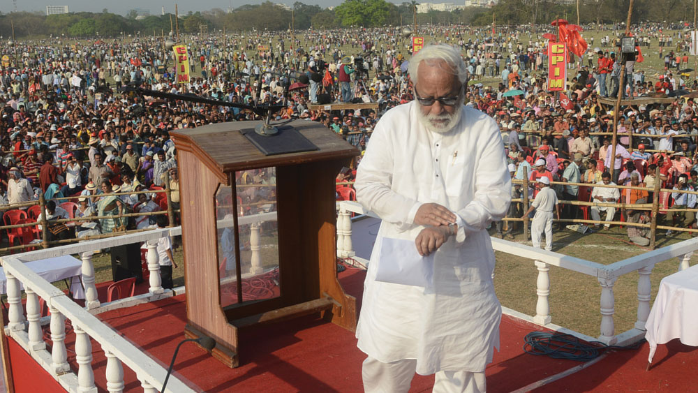 কিন্তু শেষরক্ষা হয়নি। ২০১১-য় যাদবপুরে পরাজিত হন তিনি। মমতা বন্দ্যোপাধ্যায়কে গদি ছেড়ে দিতে হয় তাঁকে। সেই ধাক্কা আজও সামলে উঠতে পারেননি বুদ্ধদেব। তবে তার মধ্যেও দলের সঙ্গ ছাড়েননি। ২০১৫ সালে কেন্দ্রে নরেন্দ্র মোদীর নেতৃত্বে বিজেপি সরকার গড়ার পর ব্রিগেডে সিপিএমের সভায় সংক্ষিপ্ত বক্তৃতা করেন তিনি। সেখানে বলেন, ‘‘দেশের অবস্থা ভাল নয়। বিজেপি বিষ ছড়াচ্ছে। আগুন ছড়াচ্ছে। তাতে দেশ ছারখার হয়ে যাবে। মানুষের ডাল-রুটি নিয়ে টান দিয়েছে বিজেপি। এদের সরাতেই হবে।’’