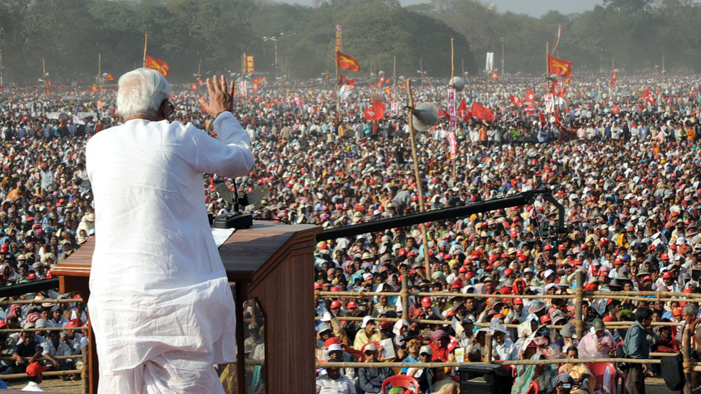 ওই সভা থেকেই রাজ্যের মমতা সরকারকেও তীব্র আক্রমণ করেন বুদ্ধদেব। বলেন, ‘‘রাজ্যের অবস্থা ভয়ঙ্কর। এই সরকার রাজ্যকে সর্বনাশের কিনারায় রাজ্যকে দাঁড় করিয়েছে। রাজ্য এখন দেউলিয়া। মানুষের ভবিষ্যৎ নেই। যুবকদের ভবিষ্যৎ নেই। কলকারখানা হচ্ছে না। আত্মহত্যা, আত্মহত্যা। আর সরকার এই আত্মহত্যা নিয়ে উৎসব করছে।’’