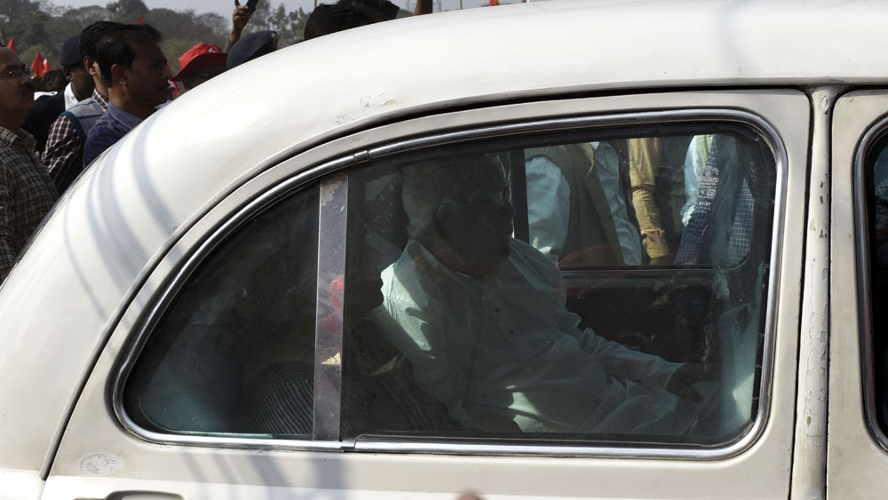 সেই শেষ। শ্বাসকষ্টের সমস্যা কাবু করে ফেলায় আর ব্রিগেডে বক্তৃতা করা হয়নি তাঁর। কিন্তু ব্রিগেডের মায়া ত্যাগ করতে পারেননি। তাই ২০১৯-এর ৩ ফেব্রুয়ারি নাকে অক্সিজেনের নল লাগানো অবস্থাতেই ব্রিগেডে হাজির হন বুদ্ধদেব। চিকিৎসকের নিষেধে গাড়ি থেকে নামা হয়নি। সবমিলিয়ে ১২ মিনিট ছিলেন ব্রিগেডের মাঠে। কিন্তু ওই ১২ মিনিটই অক্সিজেন জুগিয়েছিল বামেদের। 