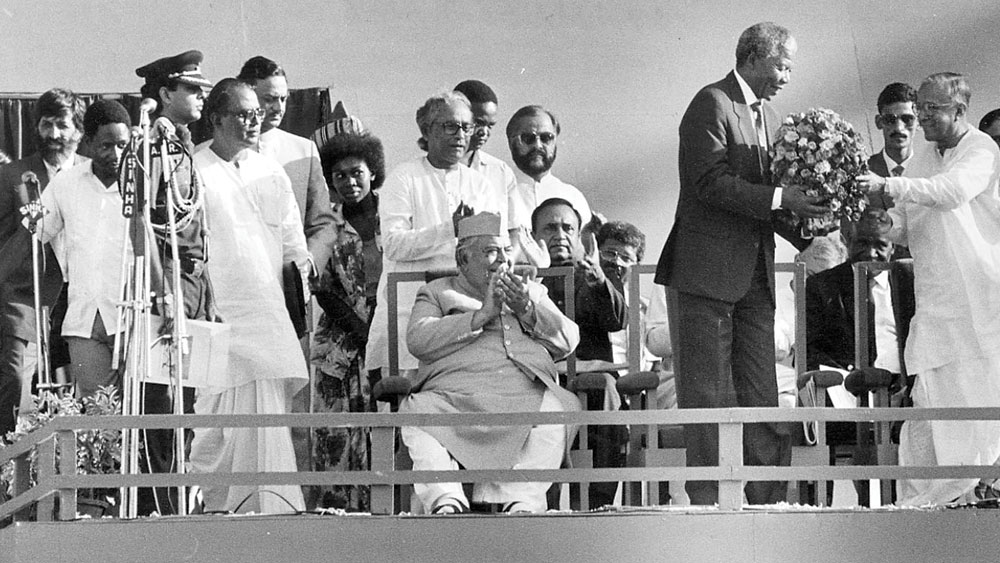 ছাত্র রাজনীতি থেকে বিধায়ক হওয়ার পরেও ব্রিগেডের মঞ্চে ওঠার সুযোগ হয়নি বুদ্ধদেবের। বরং মাঠে থেকেই দলের হয়ে কাজ করে গিয়েছেন। কিন্তু উত্তরসূরিকে চিনতে ভুল করেননি জ্যোতি বসু। রাজ্য রাজনীতিতে ক্রমশ গুরুত্ব বাড়তে থাকে বুদ্ধদেবের। সেখান থেকেই মঞ্চে ওঠার সুযোগ। তার পর বক্তা হয়ে ওঠা। 