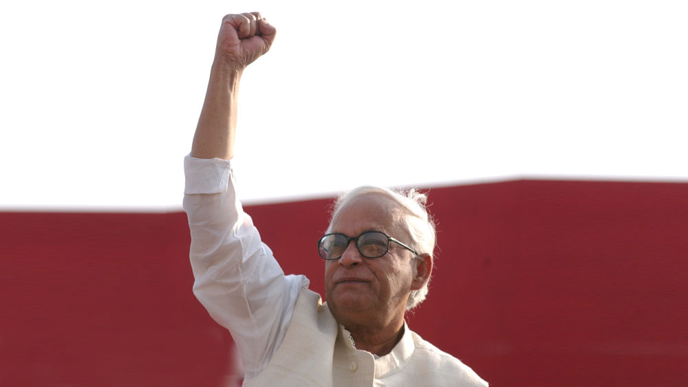 কলেজ জীবনে এনসিসি ক্যাডেট ছিলেন বুদ্ধদেব। তখন থেকেই মাঠে-ময়দানে যাতায়াত শুরু তাঁর। শিক্ষিত, মার্জিত, সুলেখক এবং সর্বোপরি সুবক্তা হিসেবে সেখান থেকেই তরুণ বামপন্থীদের মধ্যে জনপ্রিয়তা তৈরি হয় তাঁর। ছয়ের দশকে ডিওয়াইএফআই-এর প্রথম রাজ্য সম্পাদক নিযুক্ত হন তিনি।