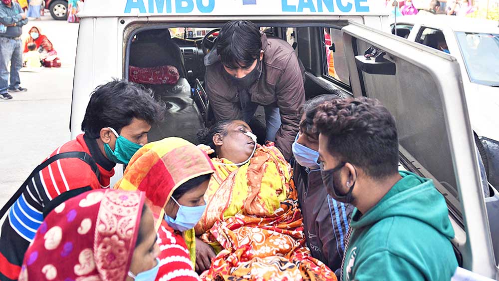 চিকিৎসার আশায় কৃষ্ণনগর থেকে আলিমুন বিবিকে নিয়ে এসেছিল তাঁর পরিবার । ন্যাশনাল মেডিক্যাল কলেজে। ছবি: রণজিৎ নন্দী