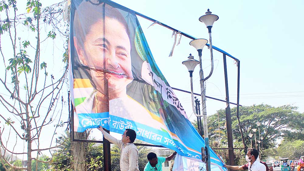 এই ফ্লেক্স খোলা নিয়েই গোলমাল। রঘুনাথপুরে পুরুলিয়া-বরাকর রাজ্য সড়কে বাসস্ট্যান্ডের অদূরে। নিজস্ব চিত্র।