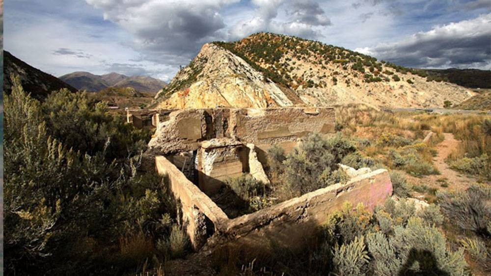 ওই বছর ভয়াবহ বৃষ্টি শুরু হয় থিসেলে। থিসেল পাহাড়ি এলাকা। বৃষ্টিতে ধস নামতে শুরু করে। ক্রমে যেন গোটা পাহাড়টাই ভেঙে পড়ে থিসেল শহরের মাথায়।