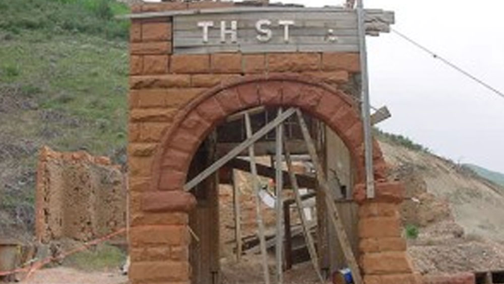 অথচ আজ সেখানে নামমাত্র কয়েকটি বাড়ি চোখে পড়বে। সেই পাকা রাস্তা, সেই রেললাইনও যেন কেউ মুছে ফেলেছে। পড়ে থাকা বাড়িগুলোও ভগ্নপ্রায়। কোনওটার আবার অর্ধেকের বেশি অংশ জলে নিমজ্জিত।