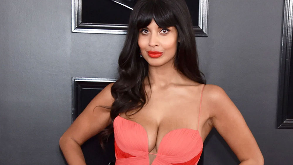 তারপর ২০১৫ সালে হলিউড হিলস-এ সুরকার মার্ক রনসনের সাক্ষাৎকার নেওয়ার সময় আচমকাই এক ঝাঁক মৌমাছি তাঁকে তাড়া করেছিল। ২০১৬ সালে শ্যুটিং করার সময়ও তাঁকে নাকি কালো রঙের বিষাক্ত মৌমাছি তাড়া করেছিল। তখনও গাড়ির ধাক্কা খেয়েছিলেন তিনি।