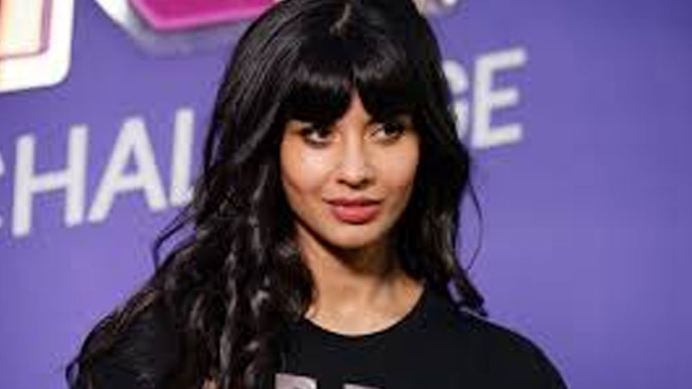 এত গেল রোগের বিষয়। এগুলো ছাড়াও একাধিকবার গাড়ির ধাক্কা খেয়েছেন তিনি। আর মৌমাছির তাড়া খাওয়া তাঁর নাকি অভ্যাসে দাঁড়িয়ে গিয়েছে!