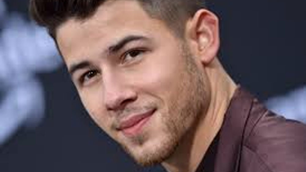 জামিলার সঙ্গে নিকের ব্যক্তিগত পরিচয় নেই। অথচ জামিলাকে নিকের স্ত্রী হিসাবে ভুল করে বসেন ওই ব্যক্তি। যার পর বিস্ময় এবং হাসিঠাট্টায় মেতে ওঠে টুইটার।