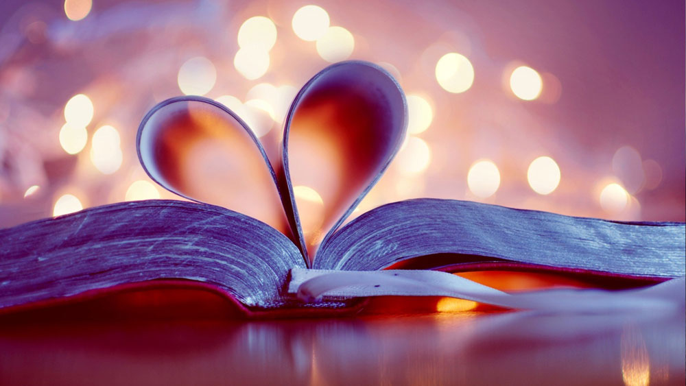 এর মাঝে অনেকটা সময় চলে গিয়েছে। দু’জনেই বড় হয়েছেন। দু’জনেরই পরিবার হয়েছে। দু’জনেই নিজেদের পরিবার নিয়ে সুখী ছিলেন। কিন্তু মনের মধ্যে কোথাও তাঁরা একে অপরের জন্য ভালবাসাও লুকিয়ে রেখেছিলেন।