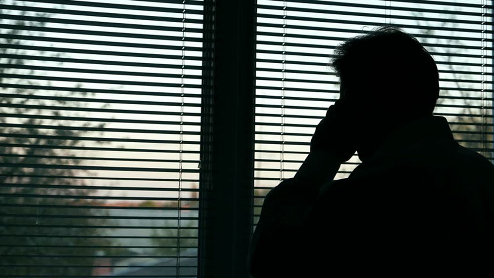 সেটা ছিল এক ভ্যালেন্টাইন ডে-র পরের দিন। সে দিন অনেক ক্ষণ কথা হয়েছিল। নিজেদের পরিবার, সন্তান, নাতি-নাতনি এ সব নিয়ে কথা হয়। শৈশবের সে সব সুখের স্মৃতিগুলোও নাড়াচাড়া করেন দুজনে।