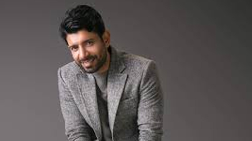 বারাণসীর ছেলে বিনীতের পরিবারের অবস্থান হিন্দি ছবির জগৎ থেকে অনেক দূরে। তাঁর বাবা গণিতজ্ঞ। লিখেছেন অঙ্কের বেশ কিছু পাঠ্যবইও। পরিবারের সকলেই ডাক্তার, ইঞ্জিনিয়ার, নয়তো কলেজের অধ্যাপক।