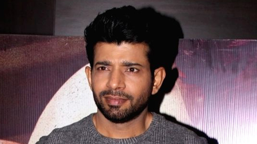 লেখাপড়ায় মেধাবী বিনীত বাস্কেটবলও ভাল খেলতেন। তিনি জাতীয় স্তর অবধি বাস্কেটবল খেলেছেন। তাঁর বাবা-মায়েরও ইচ্ছে ছিল তিনি বড় হয়ে ডাক্তার বা ইঞ্জিনিয়ার হন। 