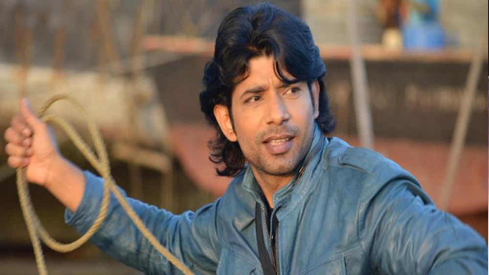 আয়ুর্বেদ চিকিৎসাশাস্ত্র নিয়ে পড়বেন বলে বিনীত চলে যান হরিদ্বার। সেখান থেকে স্নাতকে শীর্ষ স্থান পেয়ে তিনি নাগপুরে চলে যান। পরবর্তী স্তরে পড়ার জন্য। বাড়ি থেকে দূরে থাকায় বিনীতের ছবি দেখা আগের থেকে অনেক বেড়ে গেল। সে সময় তিনি বোনের কাছে একটি ট্যালেন্ট হান্ট শো-এর খবর পেলেন।