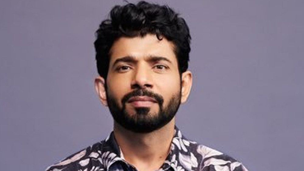 প্রথম ছবি ‘পিতা’ ব্যর্থ হয়। এর পর মু্ম্বইয়ে প্রোডাকশন অফিসের দরজায় দরজায় ঘুরতে থাকেন তিনি। কিন্তু সব জায়গাতেই প্রত্যাখ্যাত হন। শেষে এমনও হয়েছে, তাঁকে দূর থেকে আসতে দেখলেই রে রে করে তেড়ে যেতেন প্রোডাকশন হাউসের দারোয়ানরা।