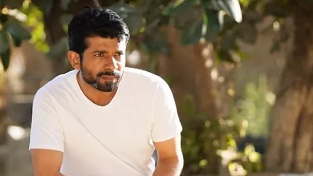 শুধুই সহকারী পরিচালক হিসেবে নয়। তিনি ছোটখাটো অভিনয়ের সুযোগও খুঁজতে লাগলেন। এমনও হয়েছে, তিনি কোনও ছবিতে শুধু মৃতের ভূমিকায় অভিনয় করেছেন। ভোজপুরী ছবি ও সিরিয়ালেও তিনি কাজ করেছেন। দৈনিক মজুরি ছিল ৫০০-৭০০ টাকা।