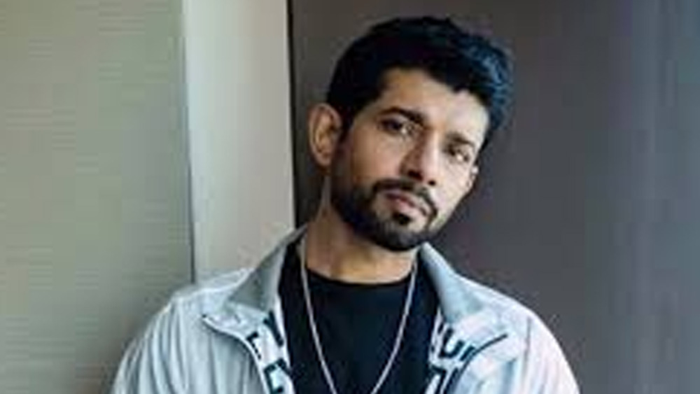 সে সময় যা উপার্জন ছিল, মুম্বইয়ে মাথাগোঁজার জায়গা পাননি বিনীত। ডাক্তারি পড়ার সুবাদে তাঁর কিছু পরিচিত ছাত্র ছিলেন মু্ম্বইয়ে। তাঁদের সঙ্গে হস্টেলে রুম শেয়ার করতেন। যখন হস্টেলের সুপার পরিদর্শনে আসতেন, তখন ছাদে গিয়ে অপেক্ষা করতেন। এমনও হয়েছে, সারারাত বৃষ্টির মধ্যে তাঁকে থাকতে হয়েছে ছাদেই।