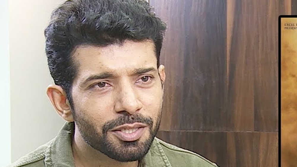 সে সময় তাঁর কোনও বন্ধু ইউরোপে যাচ্ছে। আবার কোনও বন্ধু হয়তো হাসপাতাল খুলছে। সেখানে বিনীতকে মুম্বইয়ে বসে রাতে খাবারের রুটি কম খেতে হচ্ছে। যাতে বাঁচিয়ে রাখা রুটি সকালে খেতে পারেন। এই সময় সমস্যার কথা তিনি শেয়ার করতেন ছোট বোন ও ভাইয়ের সঙ্গে। পরিবারে তাঁরাই দাদার সিদ্ধান্তের পাশে ছিলেন। 