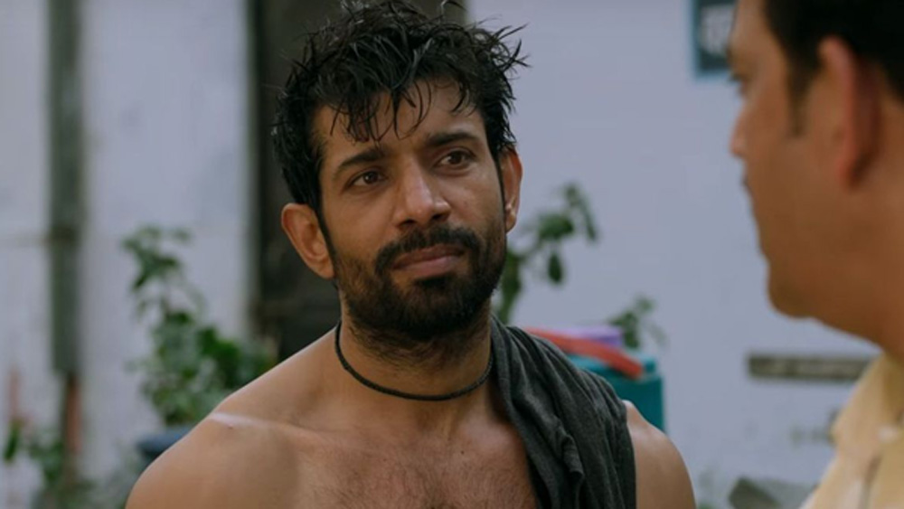 কিন্তু বিনীত চাইছিলেন নায়কের ভূমিকায় নিজেকে দেখতে। এর পর বিনীত নিজের জীবনের অভিজ্ঞতা দিয়ে একটি গল্প লিখলেন। বাস্কেটবল খেলার সূত্রে জানতেন খেলার দুনিয়ায় রাজনীতির অলিগলি। সেই অভিজ্ঞতা দিয়েই লিখলেন গল্প। তবে গল্পে বাস্কেটবলের জায়গায় এল বক্সিং। ফিডব্যাকের জন্য সেই গল্প পাঠালেন অনুরাগ কশ্যপের কাছে। গল্প তো পছন্দ করলেনই। অনুরাগ জানালেন, তিনি এই ছবিতে নায়কের ভূমিকায় নেবেন বিনীতকেই। শুরু হল ‘মুক্কাবাজ’-এর প্রস্তুতি।